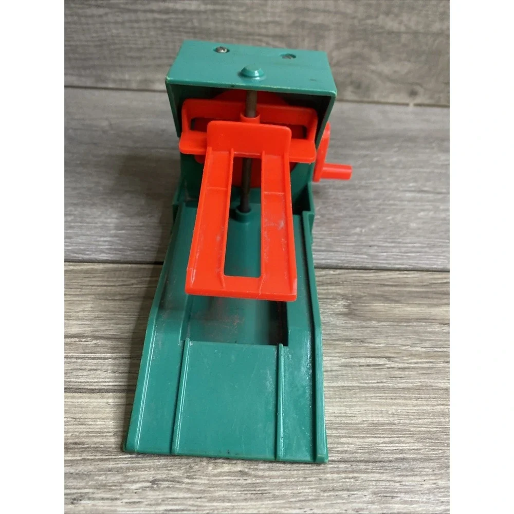 Vintage 1970s Fisher Price Little People Parking Garage Car Ramp Lift #930 Works